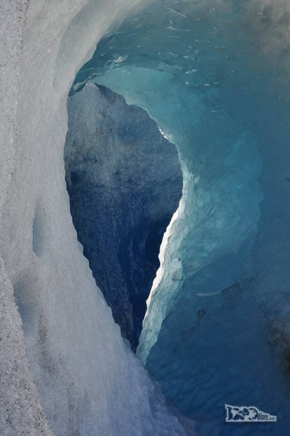 Uma caverna de gelo azul no glaciar Viedma, no Parque Nacional Los Glaciares, região de El Chaltén, no sul da Argentina